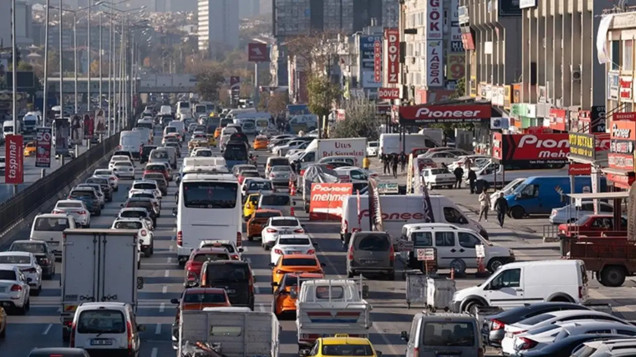 Okul Zili Çaldı, AVM Otoparkları Kilitlendi: Şehir Trafiğine İkinci Darbe!