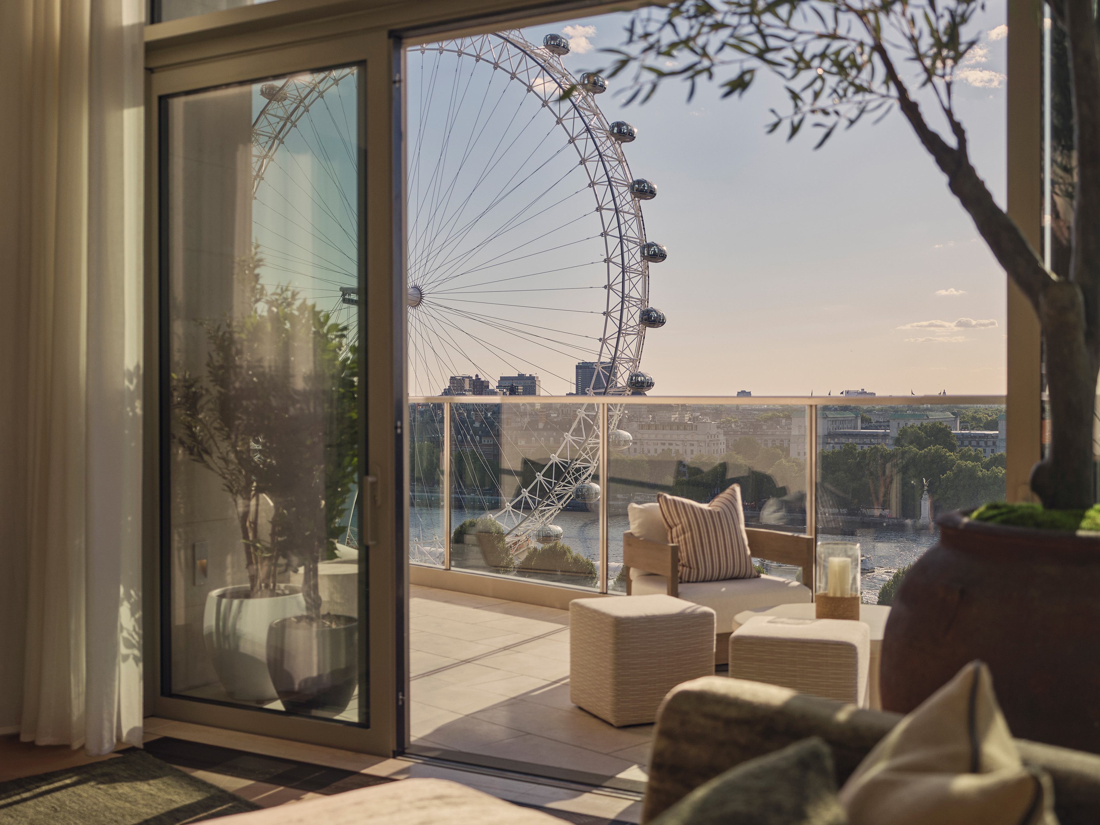 GÖKYÜZÜNDE BİR SIĞINAK:  LONDRA'NIN İKONİK SOUTH BANK BÖLGESİNDE PENTHOUSE YAŞAMINA YENİ BİR YORUM 